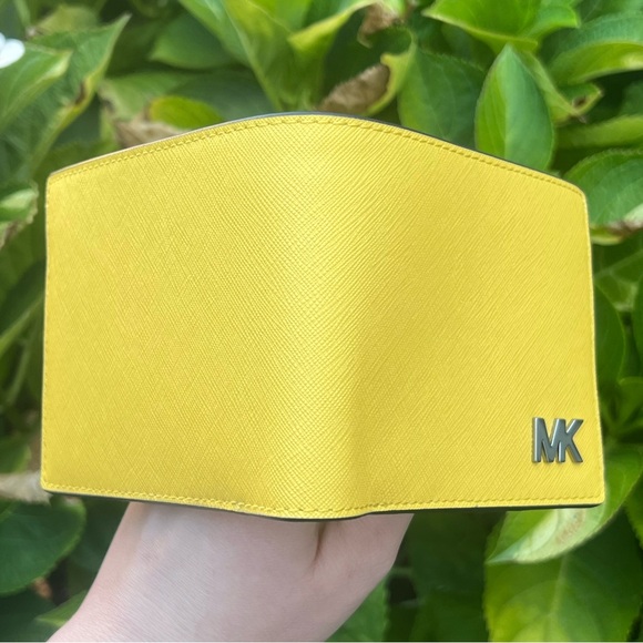 Michael Kors Saffiano Leather wallet in Daisy Yellow - Picture 3 of 5